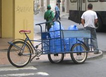 Guayaquil, un triciclo de carga con
                            grandes botellas de agua