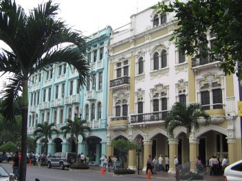 Centro de Guayaquil, viejas casas al
                          Bulevar Nueve de Octubre (01)