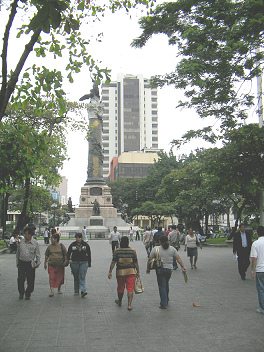 Centro de Guayaquil, monumento a la Plaza
                          del Centenario con la "Columna de los
                          Pr�ceres"