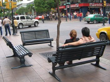 Centro de Guayaquil, lugar con tres
                          bancos alrededor de un �rbol