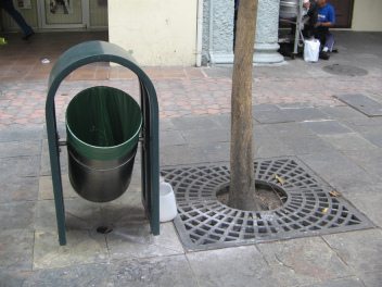 Centro de Guayaquil, otro cubo de basura
                          m�vil en metal con protector de lluvia
                          autom�tico