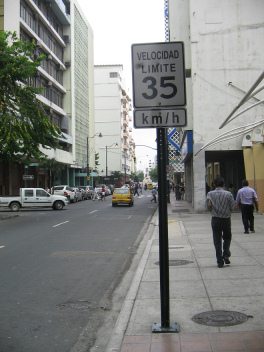 Centro de Guayaquil, placa con la
                          indicaci�n de una velocidad m�xima de 35 km/h
