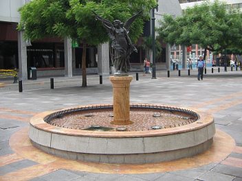 Zona peatonal de Guayaquil a la Avenida
                          Pichincha, fuente de m�ndala con un �ngel
                          femenino con trompeta