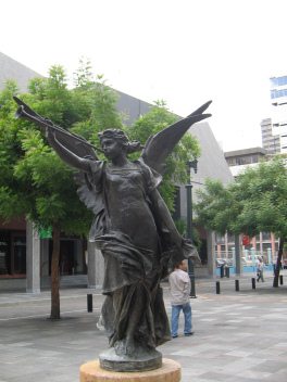 Zona peatonal de Guayaquil a la Avenida
                          Pichincha, la figura del �ngel femenino con
                          trompeta, primer plano