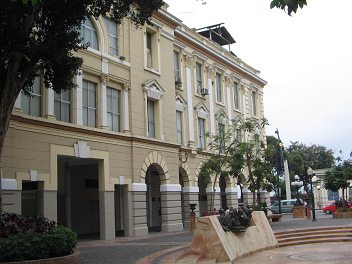 Centro de Guayaquil, un edificio de la
                          administraci�n municipal en almagre, tambi�n
                          un viejo edificio bello