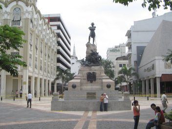 Centro de Guayaquil, el monumento Sucre
                          en la zona peatonal, cruce Avenida Pichincha /
                          Calle Clemente Ball�n