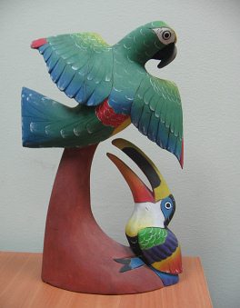 La estatua de madera de balsa con un loro
                          y un tuc�n, rev�s