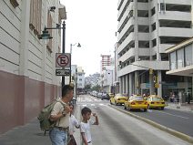 Guayaquil, un carril del sistema
                          "Metrov�a" con metrob�s r�pido