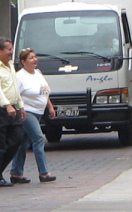 Guayaquil, obesidad est� caminando en
                          todos los lados, tambi�n cerca del metrob�s
                          (parte de la foto de arriba)
