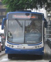 Guayaquil, un bus moderno de la Metrov�a con el
              t�rmino "Terminal Daule"