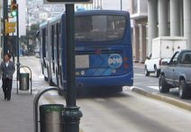 Guayaquil, un metrob�s moderno del
                          sistema Metrov�a en un carril, rev�s