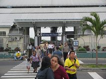 Guayaquil, der Metrov�a-Terminal Daule,
                          Eingangsbereich mit Fussg�ngerstreifen