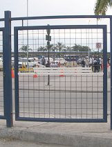 Guayaquil, "Terminal
                          Terrestre", el s�mbolo para el Terminal
                          Terrestre a la reja