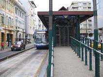 Guayaquil, un metrob�s de la Metrov�a con
                          luces al paradero Avenida Boyaca con el
                          t�rmino "Terminal Daule"