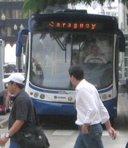 Guayaquil, ein moderner Bus der Metrov�a
                          mit Ziel "Caraguay"
