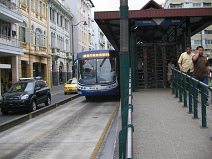 Guayaquil, ein Metrobus der Metrov�a an der
              Haltestelle Boyaca-Allee zeigt auch die Leuchtschrift
              "Metroquil"