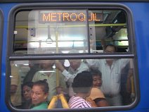 Guayaquil, an einem Seitenfenster gibt es auch die
              Leuchtschrift "Metroquil"