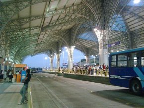 Guayaquil, der
                                    Metrov�a-Terminal "R�o
                                    Daule", Innenansicht der Halle
                                    mit den vielen Busperrons