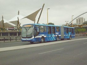 Guayaquil, Metrov�a, grosser
                                    Metrobus, Seitenansicht mit
                                    T�rklappen