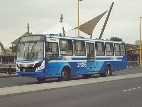 Guayaquil, Metrov�a, kleiner
                              Metrobus, Seitenansicht mit T�rklappe
