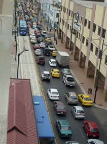 Guayaquil, Metrov�a-Busspur von Autos
                              benutzt und blockiert