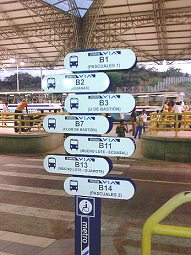 Guayaquil, el terminal
                                      "R�o Daule" del sistema
                                      Metrov�a, se�ales para los
                                      andenes