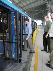 Guayaquil, ein Busperron der
                                      Metrov�a im Terminal "R�o
                                      Daule" mit ebenerdigem
                                      Einstieg �ber die ausgeklappte
                                      T�rklappe.