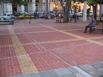 El malec�n al R�o Guayas est� hecho con
                        piedras de concreto rojas y amarillas, fijado en
                        blanco.