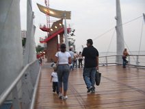 Guayaquil, malec�n 2000, puente de madera
                        con mirador
