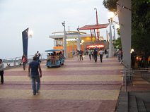 Guayaquil, malec�n 2000, la rampa al centro
                        comercial con un m�vil electronico