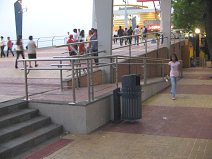 Guayaquil, malec�n 2000, rampa para sillas
                        de ruedas con barandilla, es perfecta