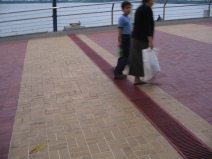 Guayaquil, Promenade 2000, Regenrinne in
                        Rot