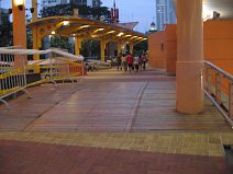 Guayaquil, Promenade 2000, Holzbr�cke
                        zwischen den Restaurantzonen