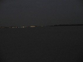 Guayaquil, malec�n 2000, vista nocturna a
                        otra orilla (02)