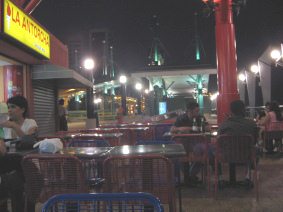 Guayaquil, malec�n 2000, primer plano de la
                        zona de restaurantes