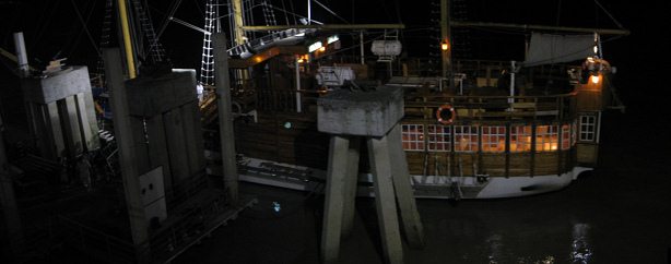 Guayaquil, Promenade 2000, noch ein
                          Linienschiff im Stil eines Piratenschiffes,
                          Totale