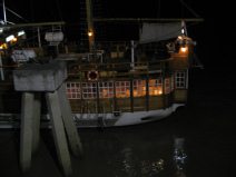 Guayaquil, Promenade 2000, noch ein
                          Linienschiff im Stil eines Piratenschiffes
                          (01)