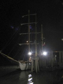 Guayaquil, Promenade 2000, noch ein
                        Linienschiff im Stil eines Piratenschiffes (03),
                        Frontalaufnahme