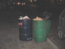 Guayaquil, Sucre-Strasse (Calle Sucre) bei
                        Nacht mit vorbereiteten M�lltonnen