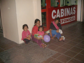 Guayaquil, Sucre-Strasse (Calle Sucre) bei
                        Nacht, Ureinwohner (Ind�genas) verkaufen
                        S�ssigkeiten (02)