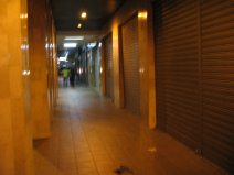 Guayaquil, Sucre-Strasse (Calle Sucre) bei
                        Nacht, leere Strassen im Stadtzentrum