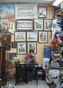 Guayaquil, Promenade 2000,
                        Kunsthandwerk-Laden (02), Verk�uferin mit
                        Bildern und Metallreliefs