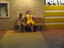 Guayaquil, malec�n 2000, banco con payaso y
                        con mujer con obesidad