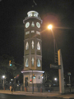 Guayaquil, malec�n 2000, la torre de reloj
                        al malec�n 2000 resp. al Malec�n Bol�var en la
                        noche