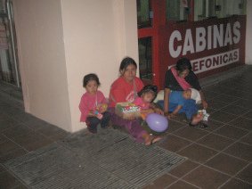 Guayaquil, Calle Sucre en la noche,
                        ind�genas vendiendo dulces (01)