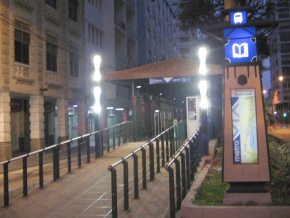 Guayaquil, Sucre-Strasse ("Calle
                        Sucre"), die Busstation
                        "Stadtbibliothek" ("Biblioteca
                        Municipal") des "Metrobus"