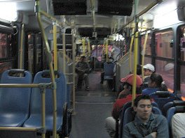 Guayaquil, vista interior de un "metrob�s"
            casi vac�o