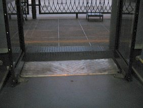 Guayaquil, die �bergangsplatte beim stufenlosen
            Einstieg und Ausstieg des Metrobussystems (01)