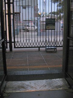 Guayaquil, la rampa con la entrada sin
                        escal�n del sistema Metrov�a (02)