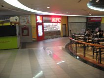 Guayaquil, Terminal Terrestre am fr�hen
                        Morgen, die Restaurants sind noch meist
                        geschlossen, auch wenn die Gittertore bereits
                        ge�ffnet und die Restaurants bereits beleuchtet
                        sind (01)